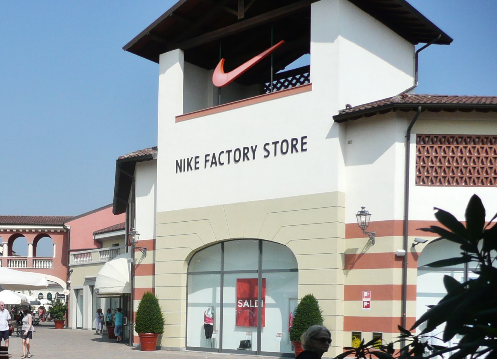 nike store serravalle outlet